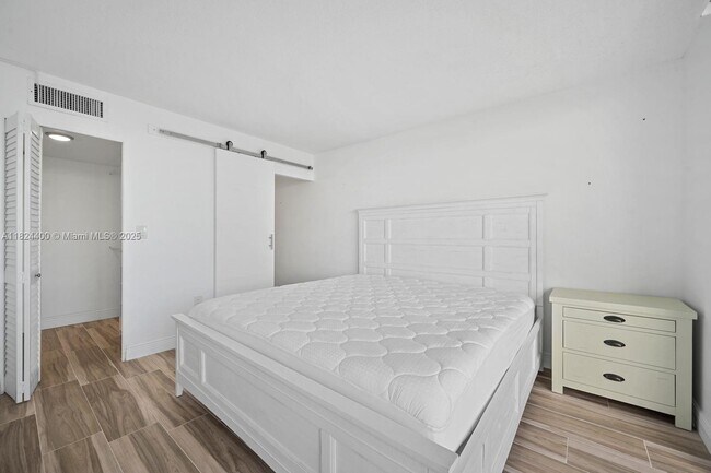 Building Photo - 9940 S Ocean Dr