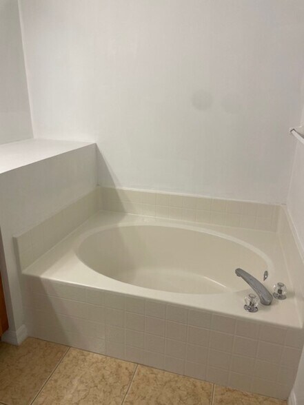 Building Photo - 51 Fordham Ln