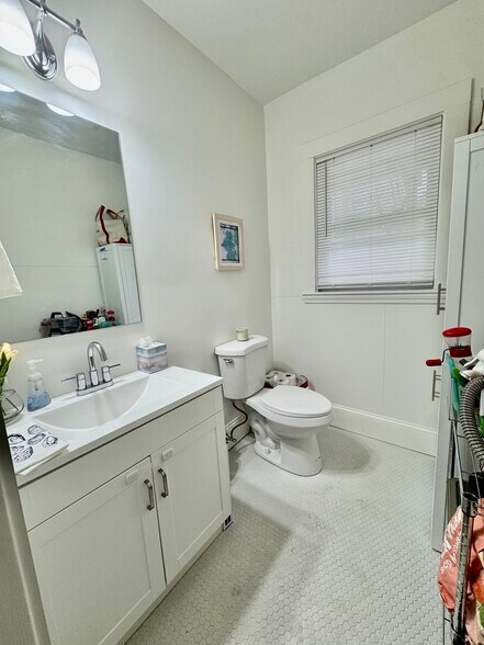 Building Photo - 127 Eliot St