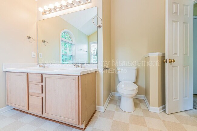 Building Photo - 4001 Winecott Dr