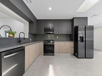 Building Photo - 252 E 36th St