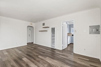 Building Photo - Spacious Studio Apartment