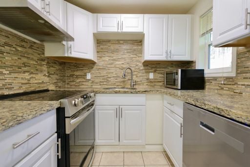 Building Photo - Modern Remodeled 2BR Duplex with Garage in Prime Shoreline Location