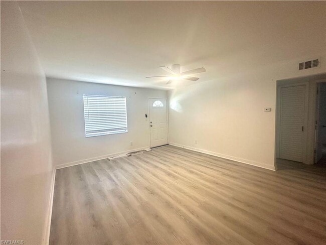 Building Photo - 2/2 Condo close to downtown Bonita