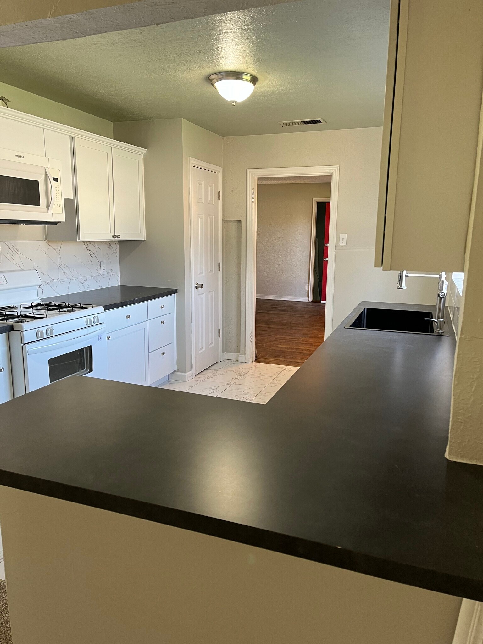 Building Photo - 7459 Mohawk Ave