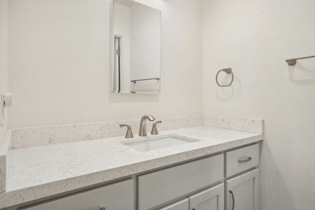 Building Photo - Upstairs Bright 2 bedroom Condo