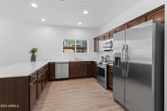 Primary Photo - 2842 E Tracy Ln