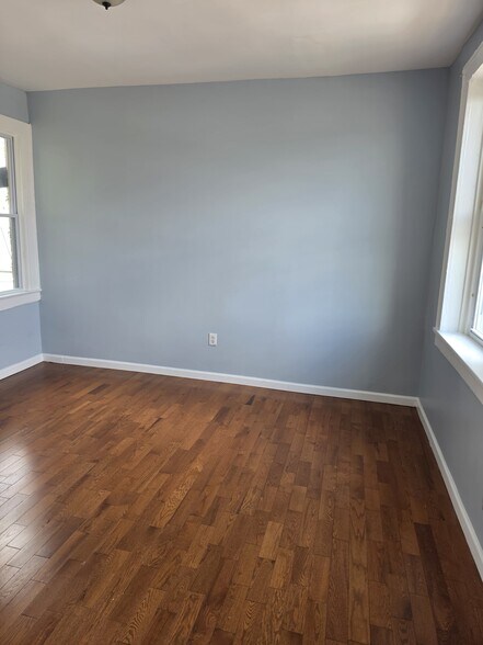 Building Photo - 300 Lyons Ave