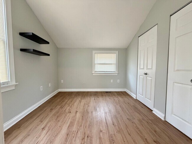 Building Photo - SUPER CLEAN!  2 bed in Madisonville!