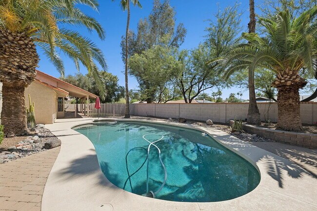 Building Photo - SPARKLING PRIVATE POOL, BEAUTIFUL HOME, UNBEATABLE LOCATION!