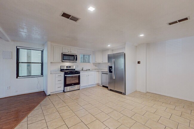 Building Photo - North Valley 4 Bedroom 2 Bath *Move-in Special* $1000 off 1st month rent if you sign by 11/30/25