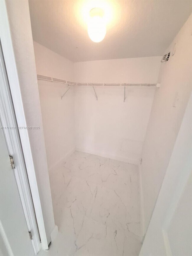 Building Photo - 2931 SE 13th Rd