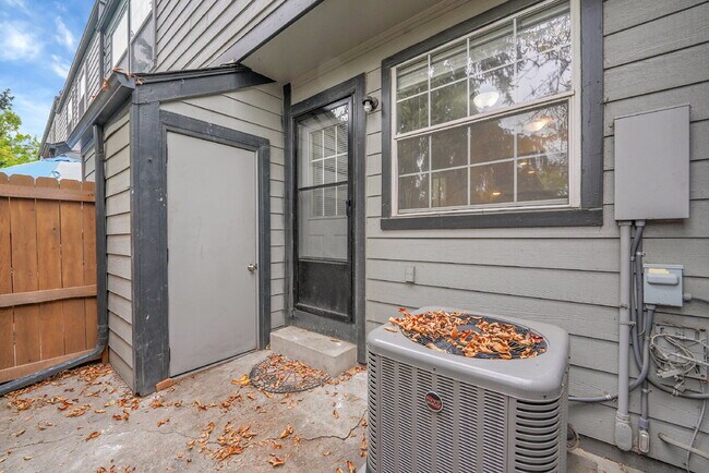 Building Photo - $2,450.00, 2-bed, 2.5 bath, located in Lak...