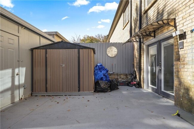 Building Photo - 330 Winding River Dr