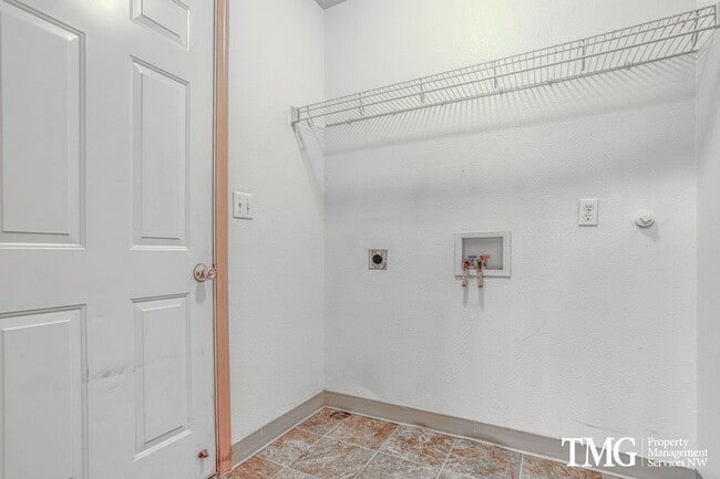 Building Photo - Beautiful Orchards Home with Spacious Layout