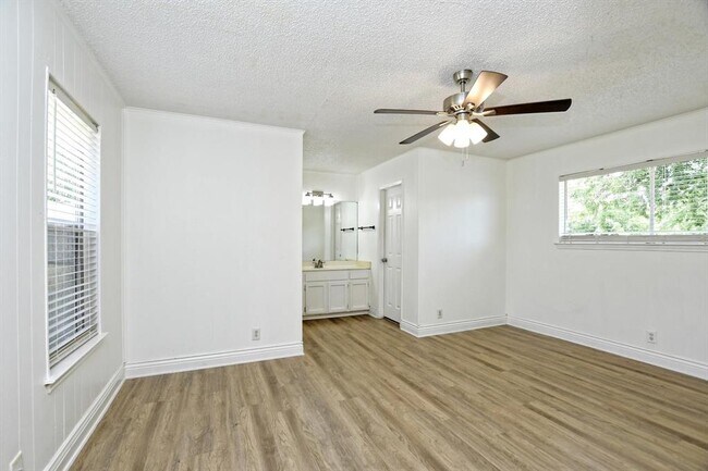 Building Photo - 301 Fawnfield Dr
