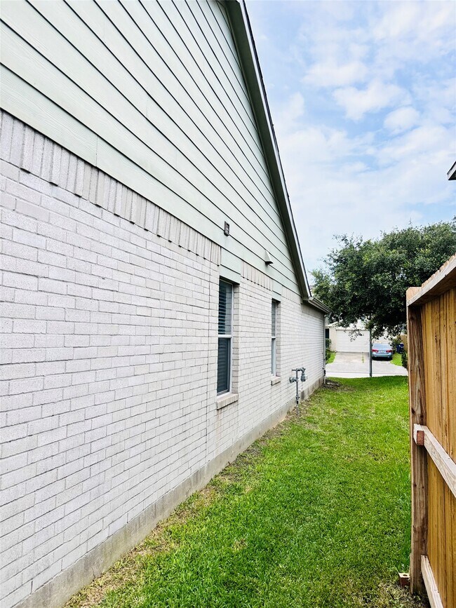 Building Photo - 8134 Sanders Forest Ct