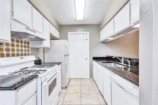 Building Photo - 10801 Lanshire Dr