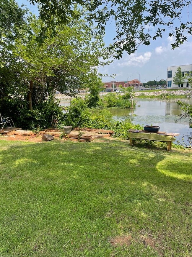 Building Photo - 3 Bedroom, 2 1/2 bath, 2 story condo for r...