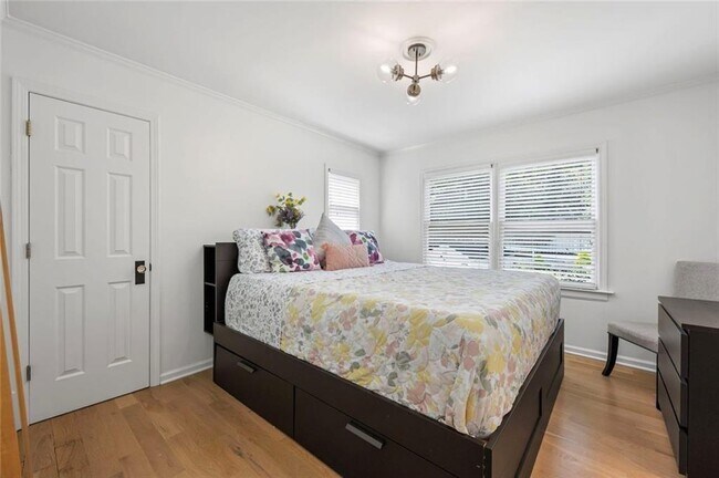 Building Photo - 346 Redland Rd NW