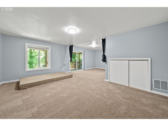 Building Photo - 3 levels, 7 bedrooms , lower level apartme...