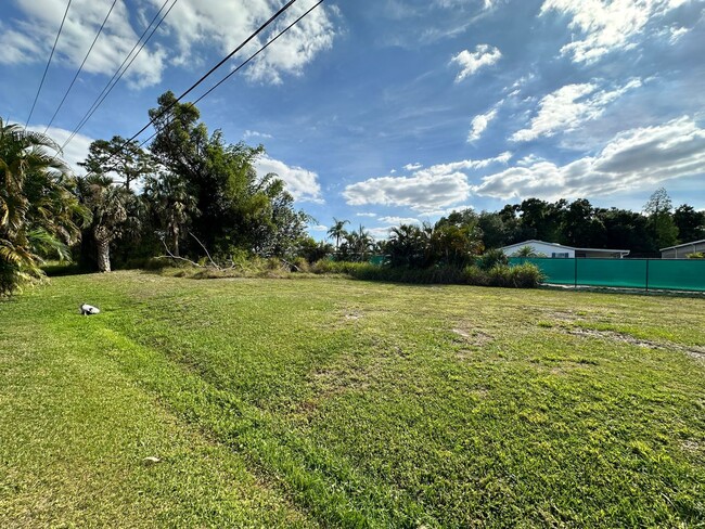 Building Photo - Cute and Quiet 2/2 in N. Ft. Myers