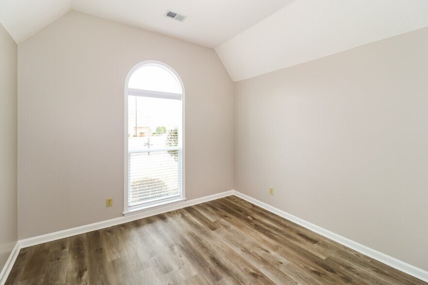 Building Photo - 9355 Helmsley Dr