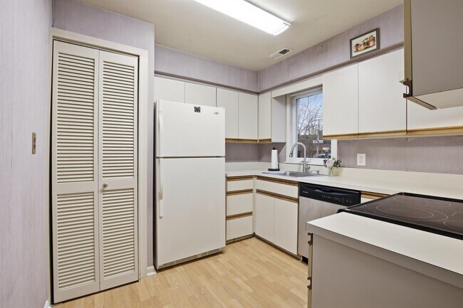 Building Photo - 700 10th St