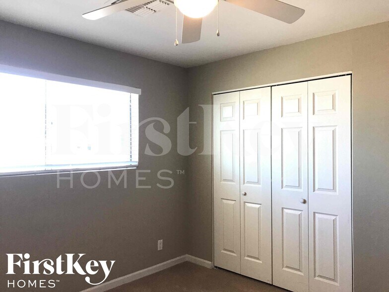 Building Photo - 8802 N 35th Dr