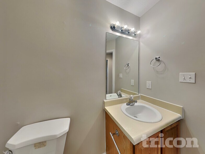 Building Photo - 930 Willow Hollow Dr