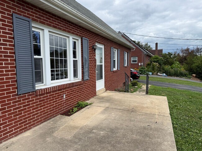Building Photo - Beautiful 3 Bedroom 1 bathroom Cape Cod with Bonus Room!