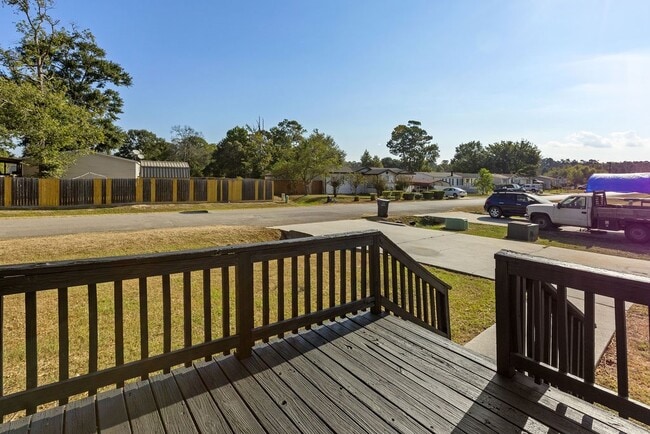 Building Photo - 182 Carmen Blvd