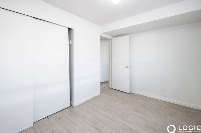 Building Photo - 1600 Ivy Cir