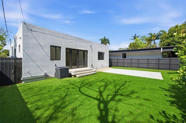 Building Photo - 120 NE 49th St