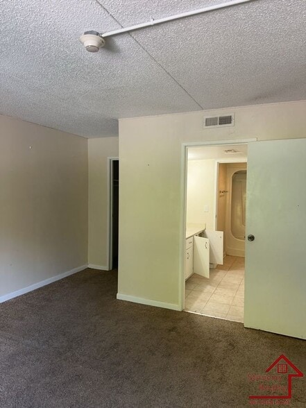 Building Photo - 915 S Seminole Dr