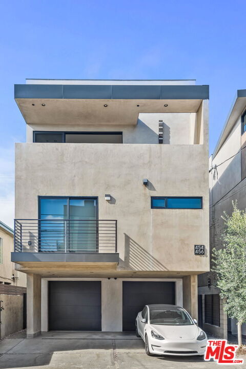 Building Photo - 456 S Venice Blvd