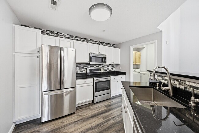 Building Photo - $1,695.95 with $300.00 off the first month's rent, $2 Beds - 2 Bath, Condo in Aurora with in Unit...