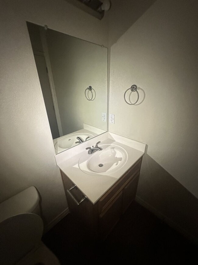 Building Photo - AVAILABLE NOW! (SECTION 8 ACCEPTED)