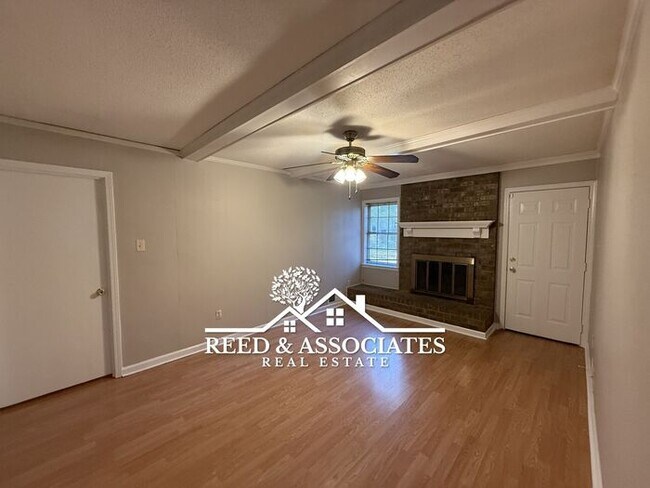 Building Photo - 3 Bedroom Located Near Kirby High School