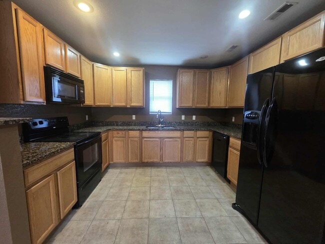 Building Photo - Beautiful Town House