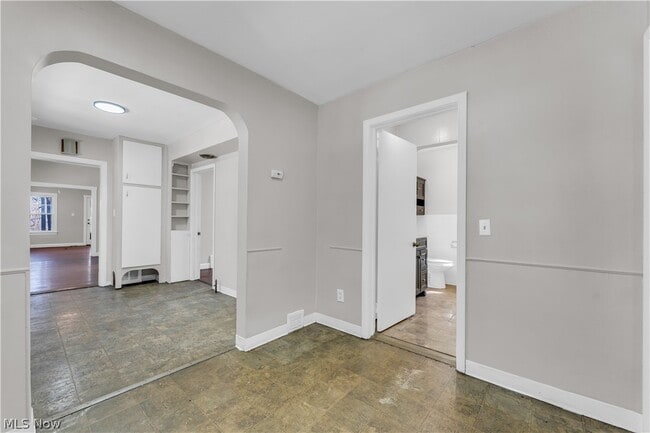 Building Photo - 2150 Glenridge Rd