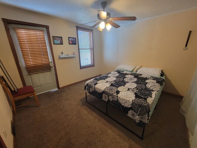 Building Photo - AVAILABLE JULY - 2 BED 1 BATH