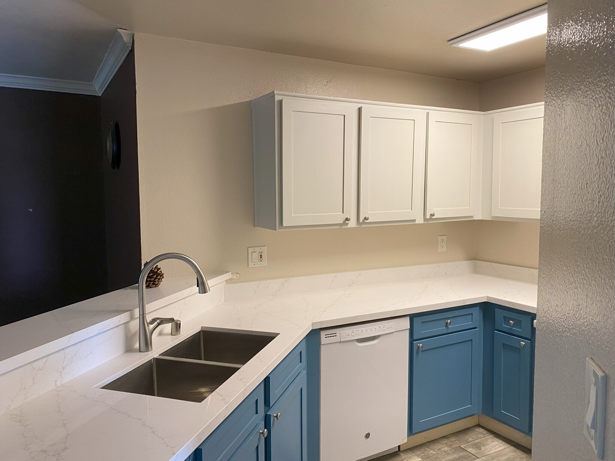 Building Photo - 7445 Charmant Dr