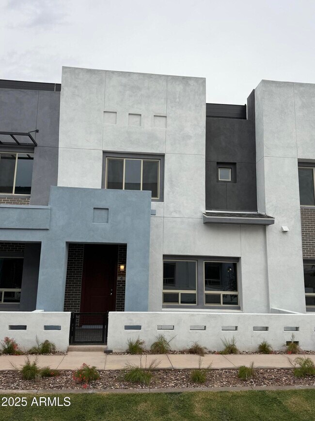 Building Photo - 733 E Commonwealth Ave