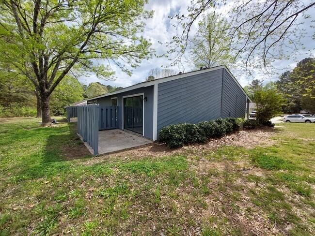 Building Photo - 106 Clear View