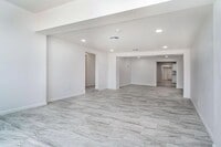 Building Photo - 1017 E West Cir Dr