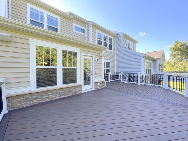 Building Photo - Spectacular 4 Bed 3.5 Bath Townhouse In Br...