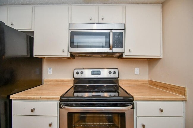 Building Photo - 2832 S Bartell Dr