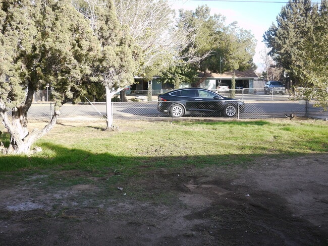 Building Photo - Charming 2-Bed, 1.5-Bath Home with 2-Car Garage in Hesperia, CA!