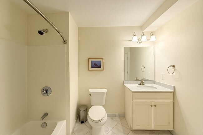 Building Photo - 463 Rutherford Ave